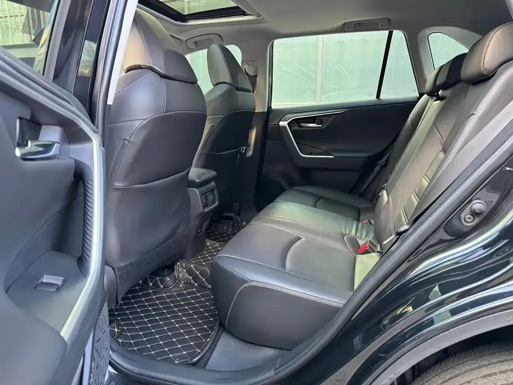 Toyota RAV4 — фото 7