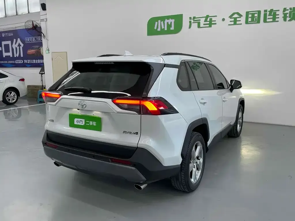 Toyota RAV4 — фото 5