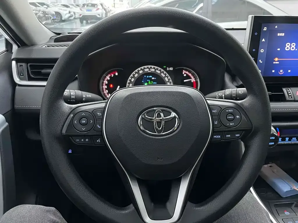 Toyota RAV4 — фото 8