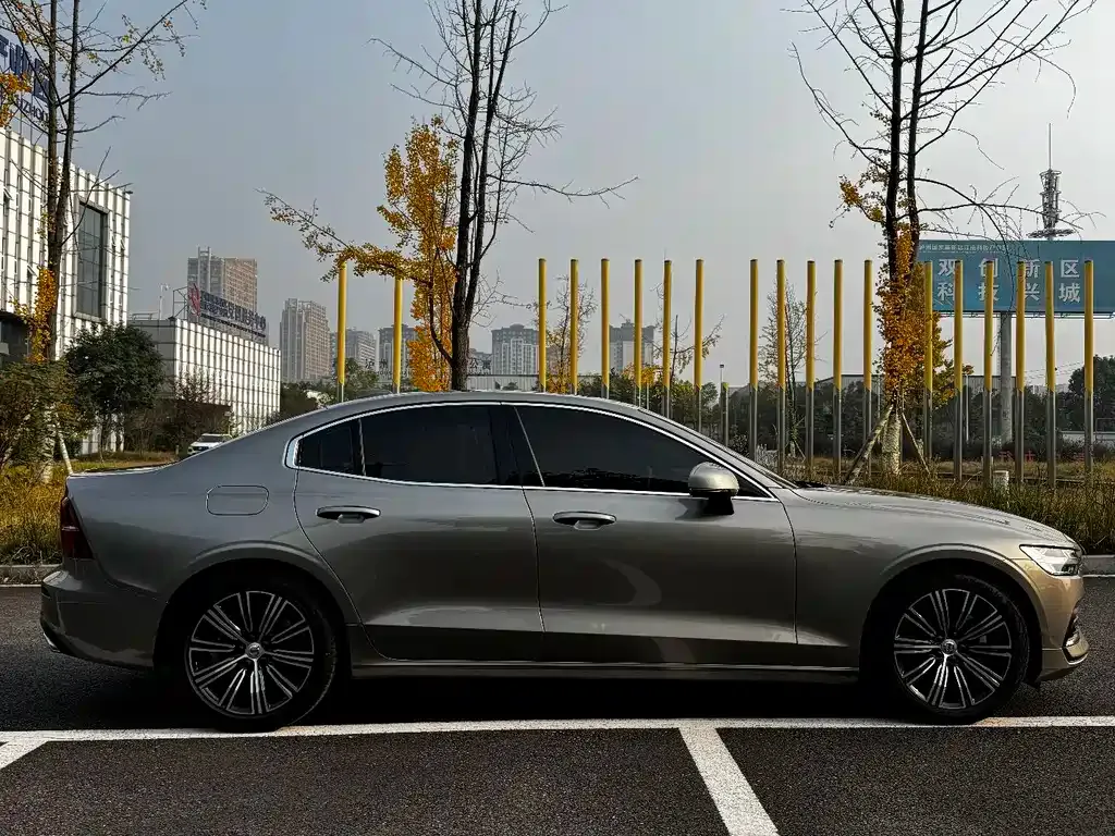 Volvo S60 2023 из CN, фото 4