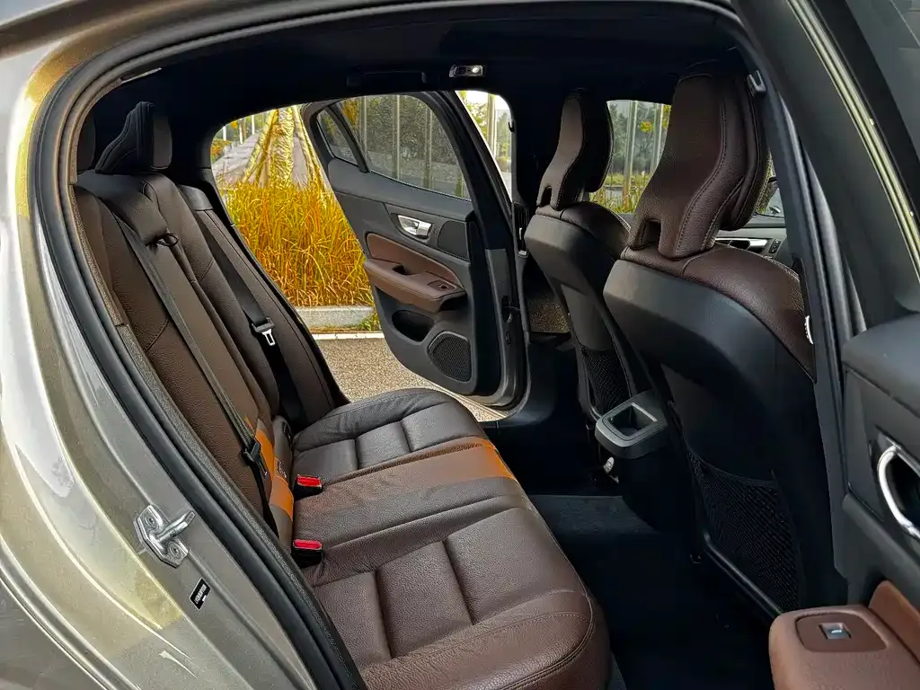 Volvo S60 2023 из CN, фото 8