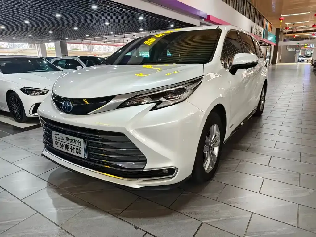 Toyota Sienna — фото 1