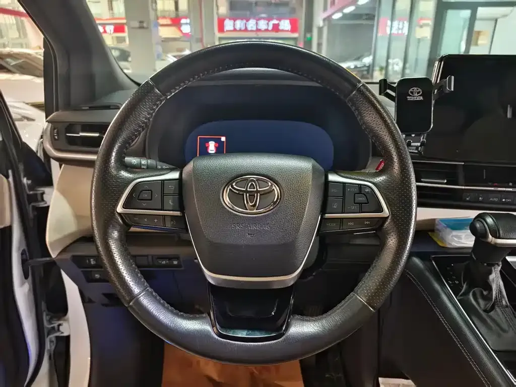 Toyota Sienna — фото 10