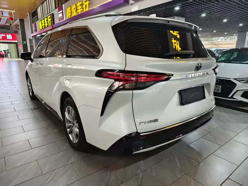 Toyota Sienna — фото 3