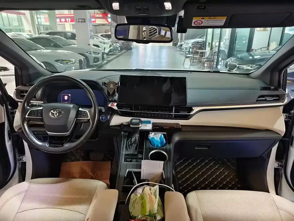 Toyota Sienna — фото 9