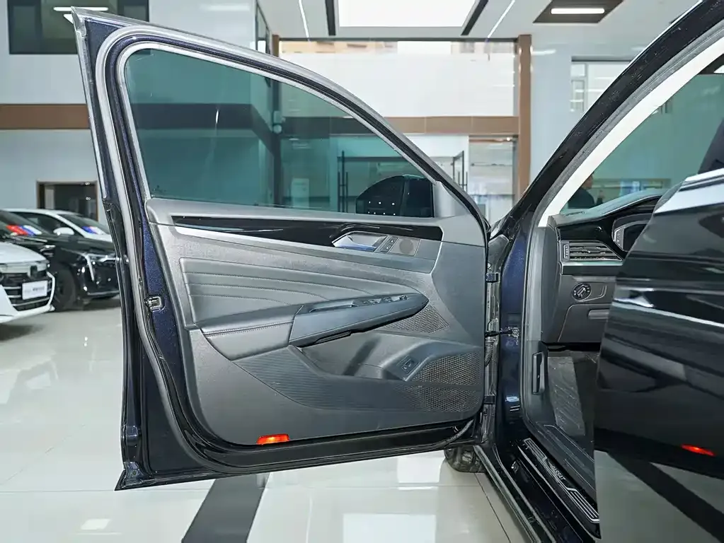 Volkswagen Passat 2023 из CN, фото 8