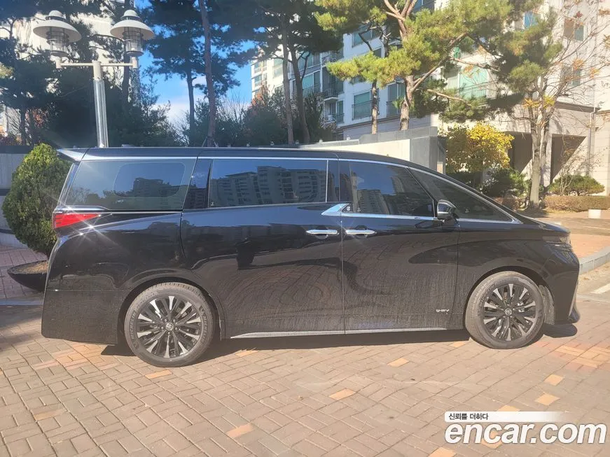Toyota Alphard — фото 1