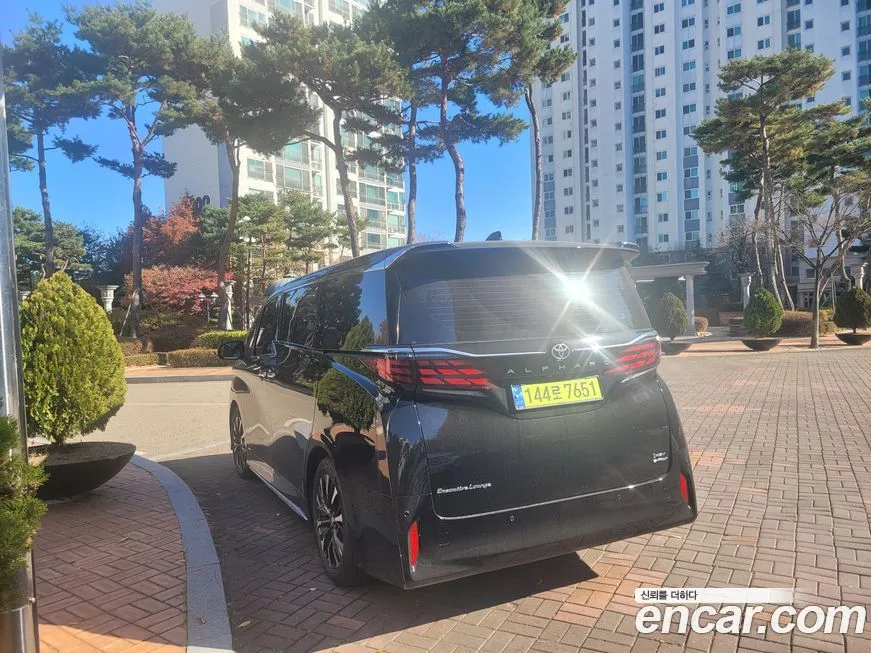 Toyota Alphard — фото 2
