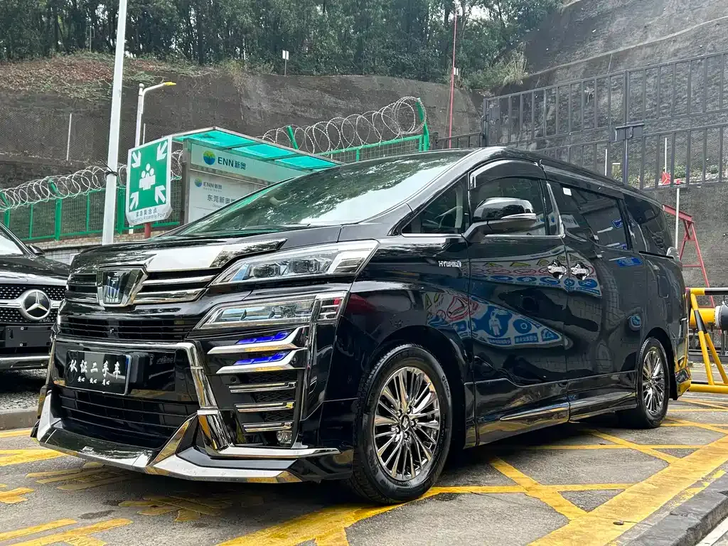 Toyota Alphard — фото 1