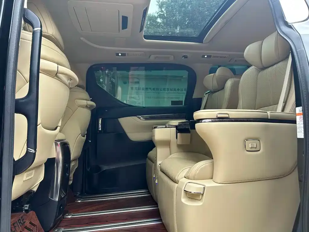 Toyota Alphard — фото 10