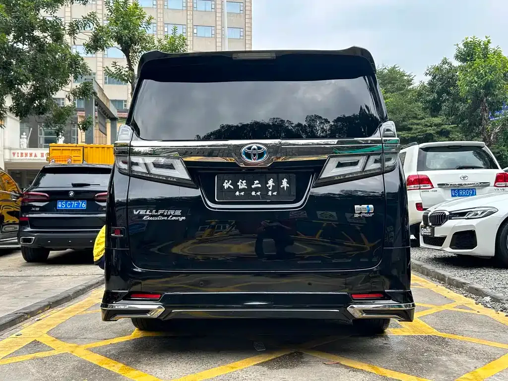 Toyota Alphard — фото 4