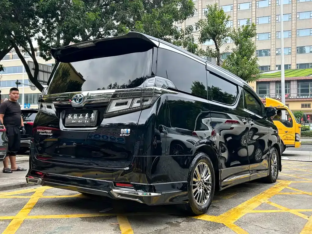 Toyota Alphard — фото 6