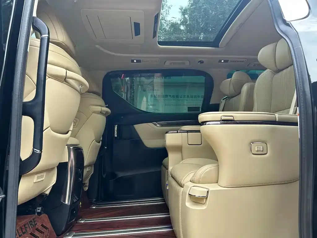 Toyota Alphard — фото 7