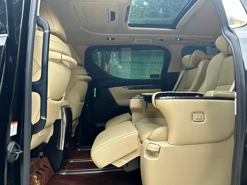 Toyota Alphard — фото 8
