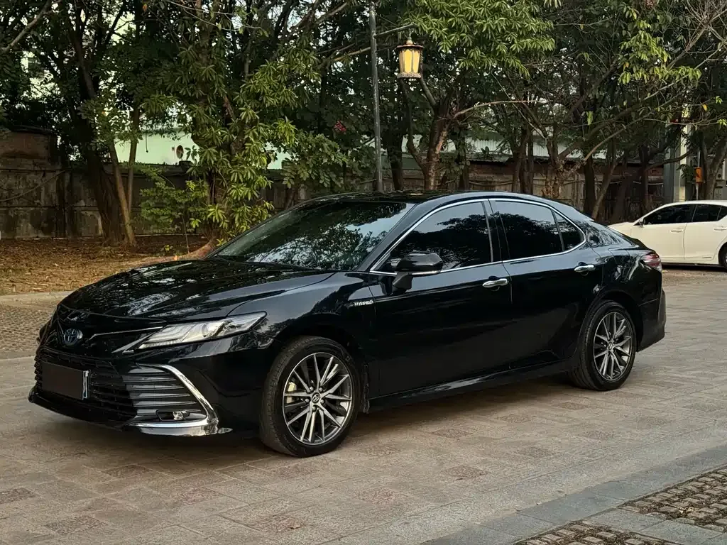 Toyota Camry — фото 1
