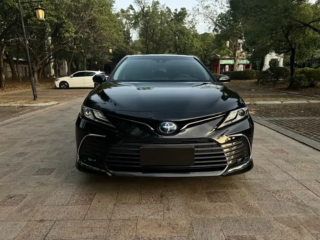 Toyota Camry — фото 2