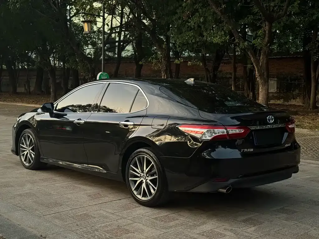 Toyota Camry — фото 5