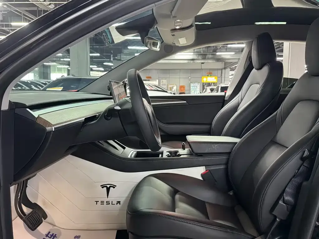 Tesla Model Y — фото 8
