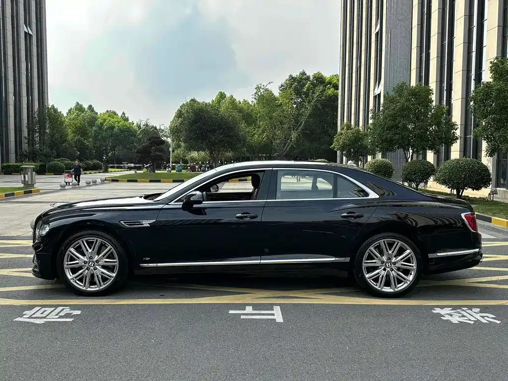 Bentley Flying Spur — фото 3
