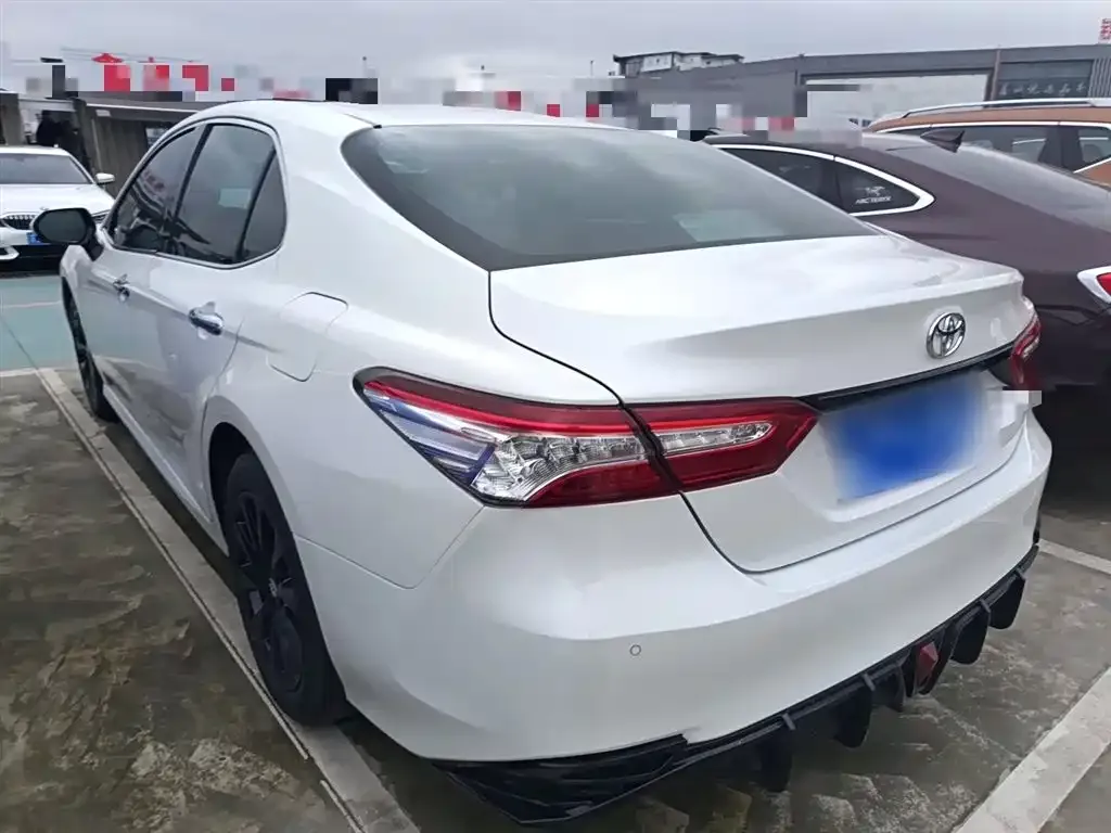 Toyota Camry — фото 5