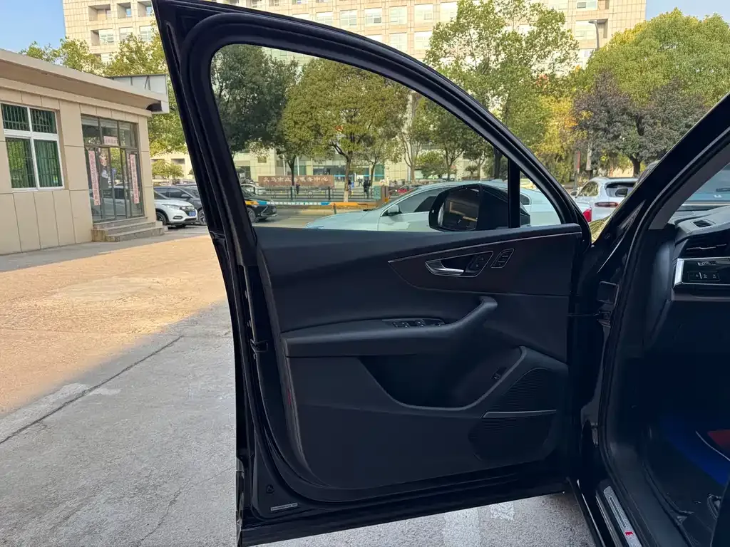 Audi Q7 2021 из CN, фото 9