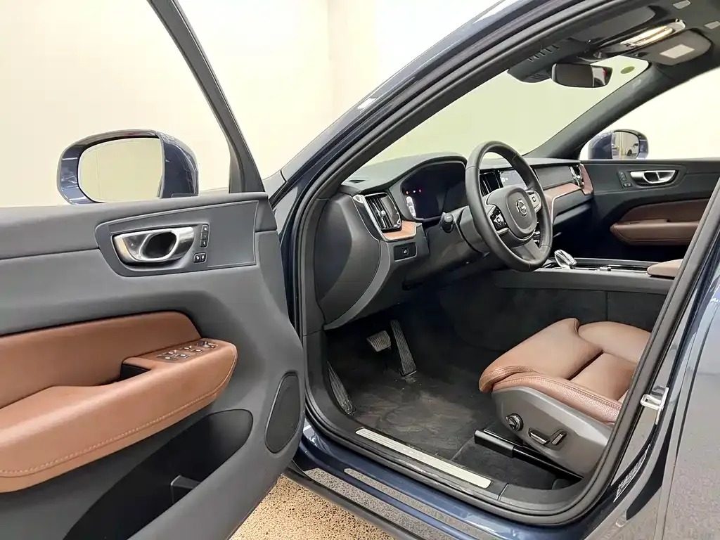 Volvo XC60 2024 из CN, фото 8