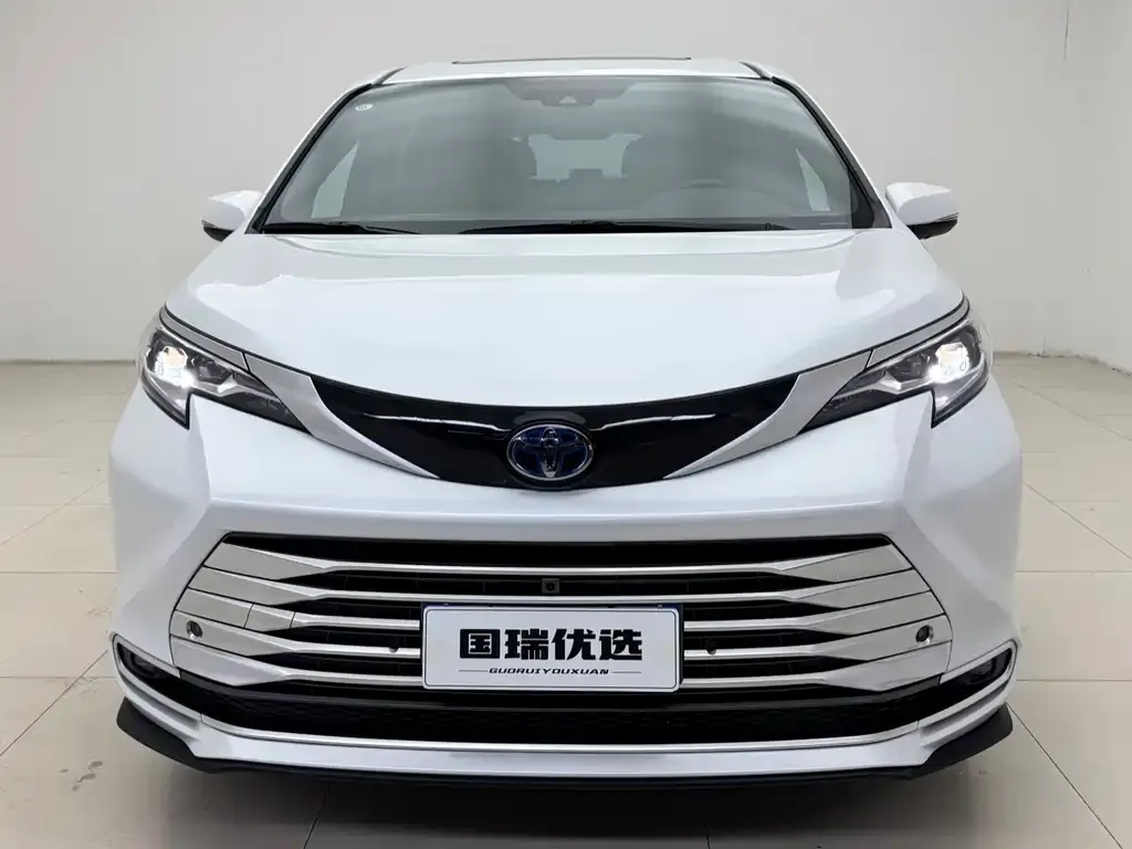 Toyota Sienna 2023 из CN, фото 2