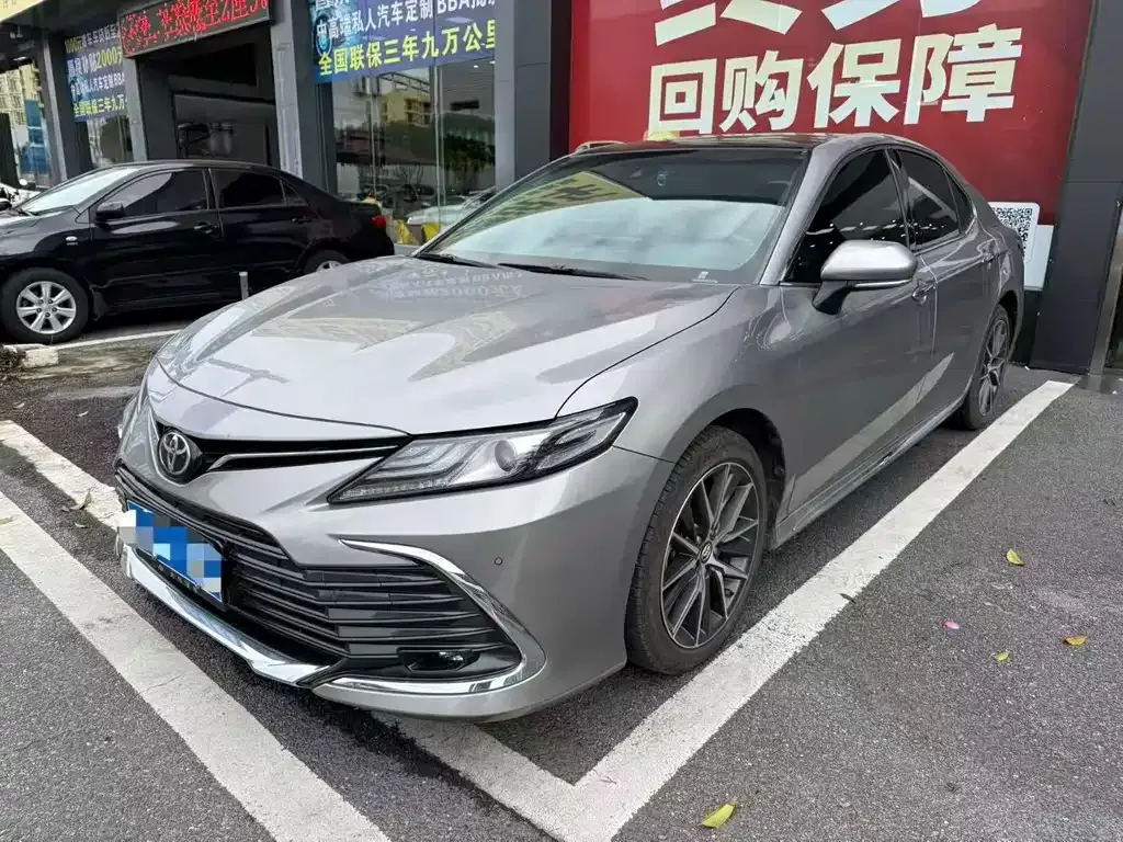Toyota Camry — фото 1