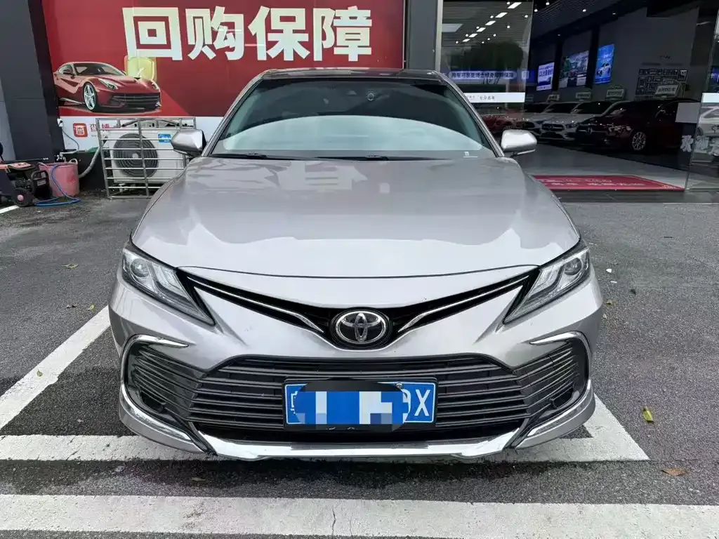 Toyota Camry — фото 2