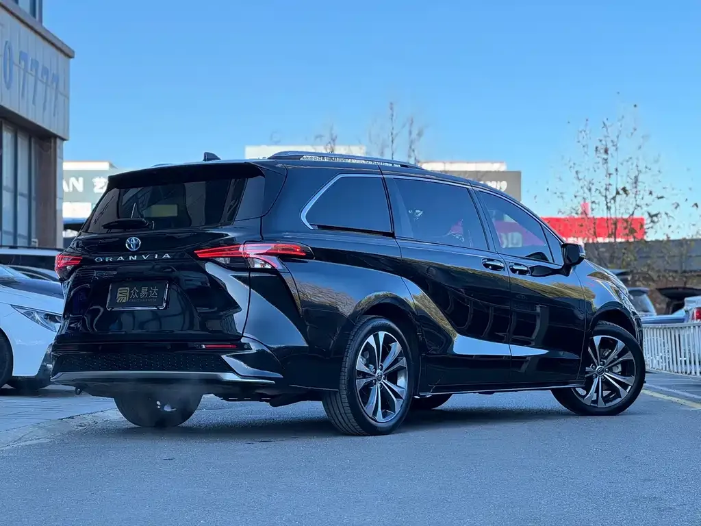 Toyota Granvia 2023 из CN, фото 4