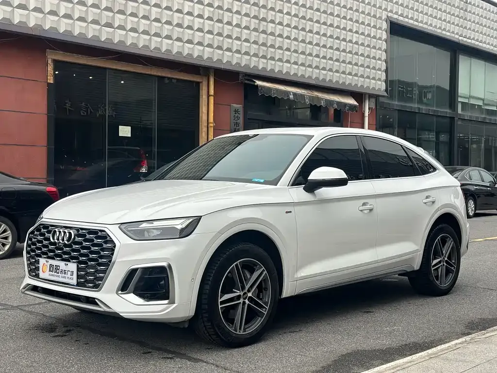 Audi Q5L Sportback — фото 1