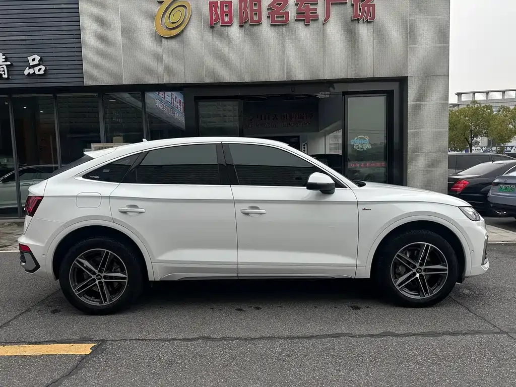 Audi Q5L Sportback — фото 7