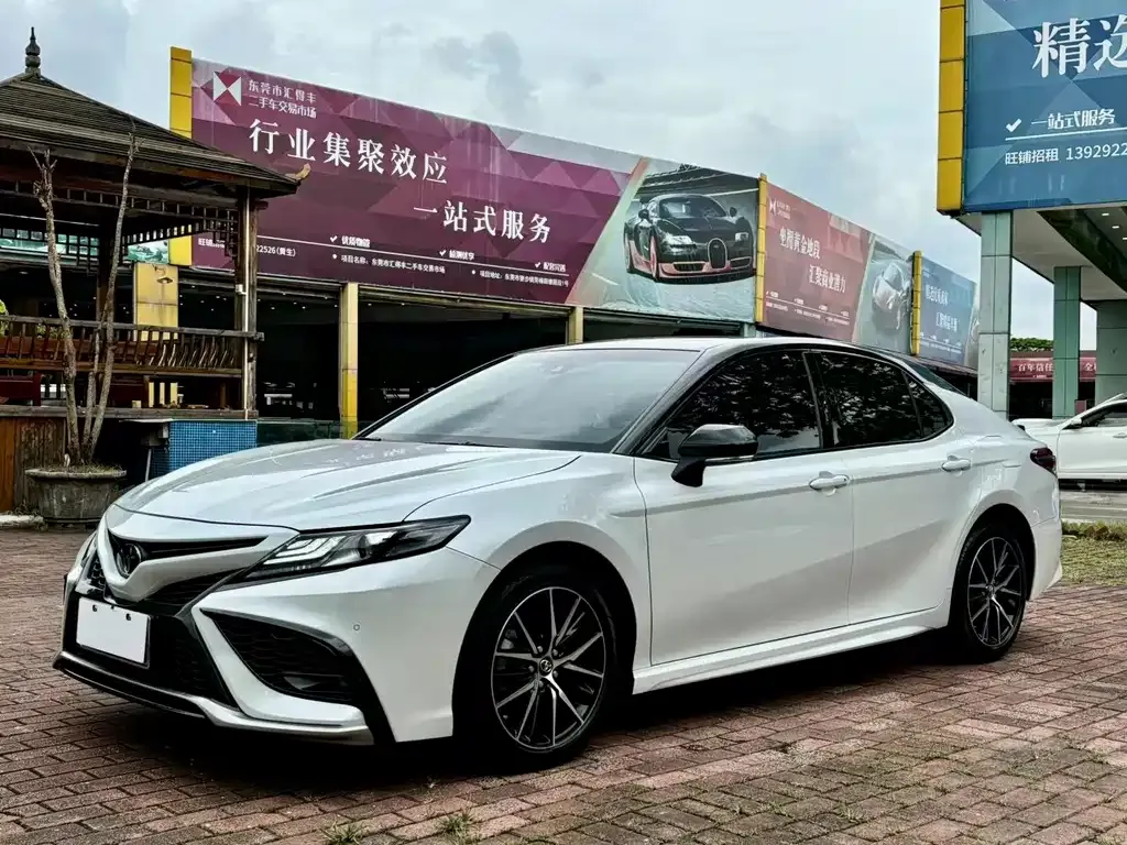 Toyota Camry — фото 1