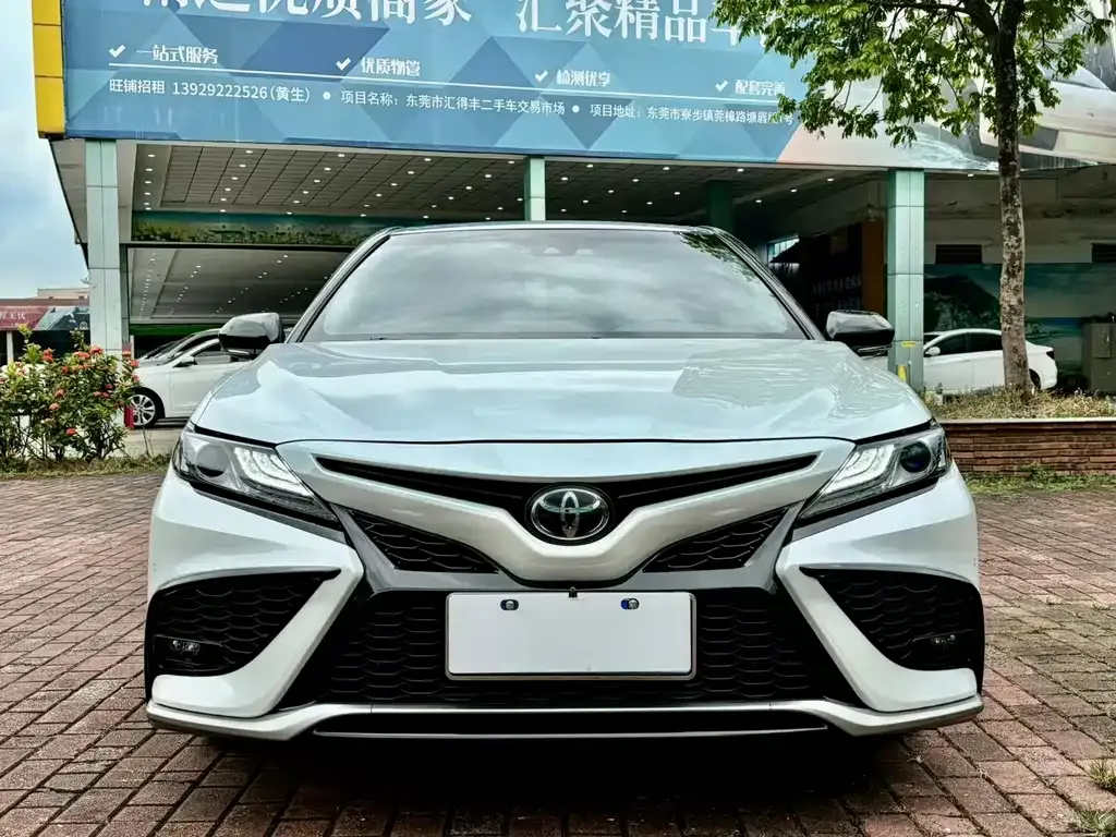 Toyota Camry — фото 2