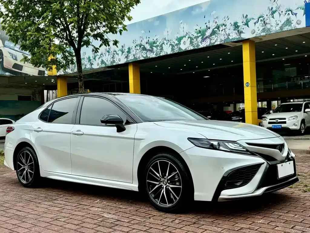 Toyota Camry — фото 3