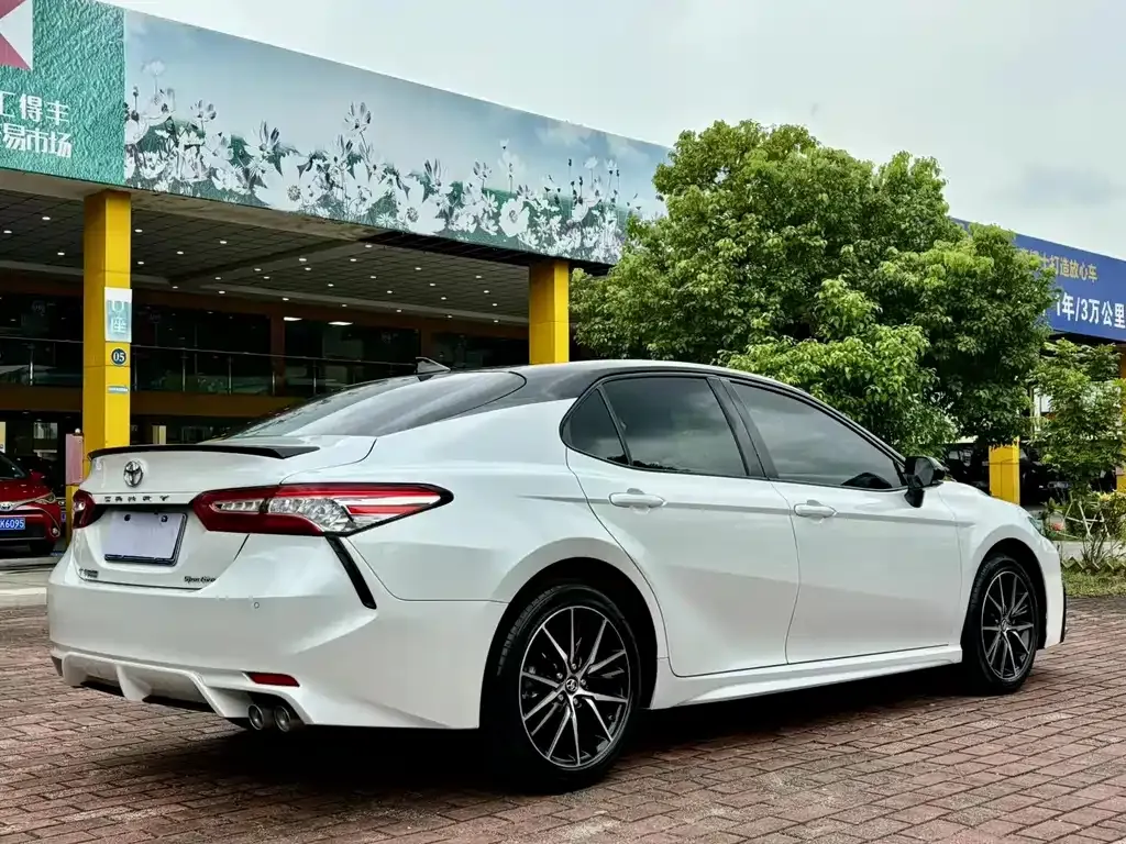 Toyota Camry — фото 7
