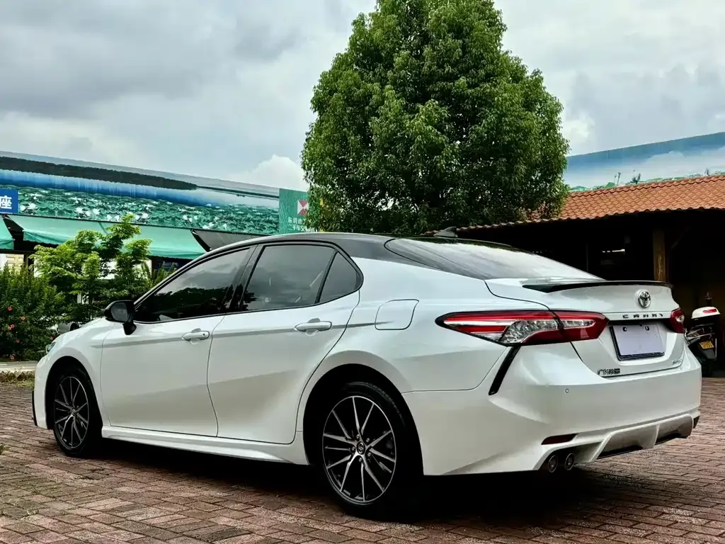 Toyota Camry — фото 9