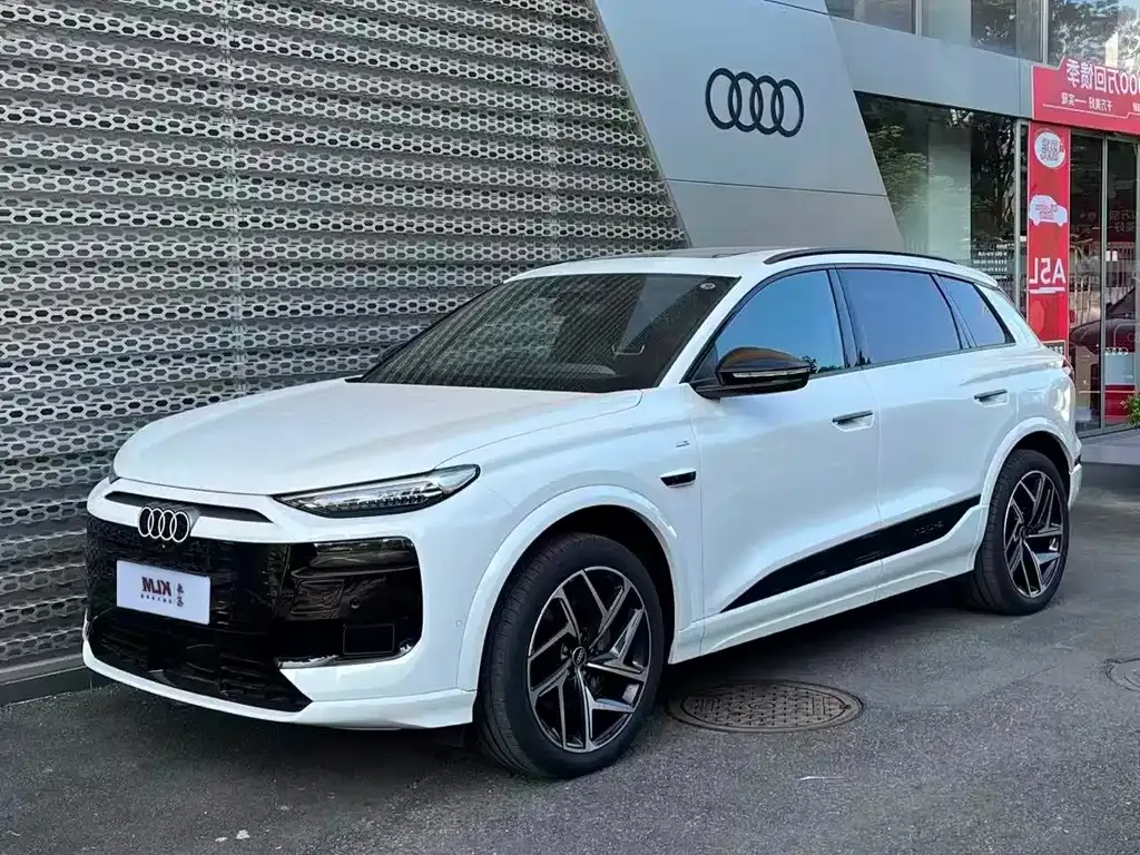 Audi Q6L e-tron — фото 1