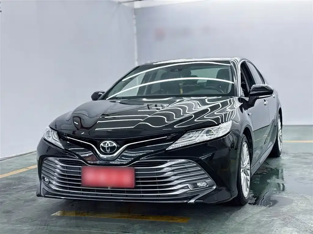 Toyota Camry — фото 1