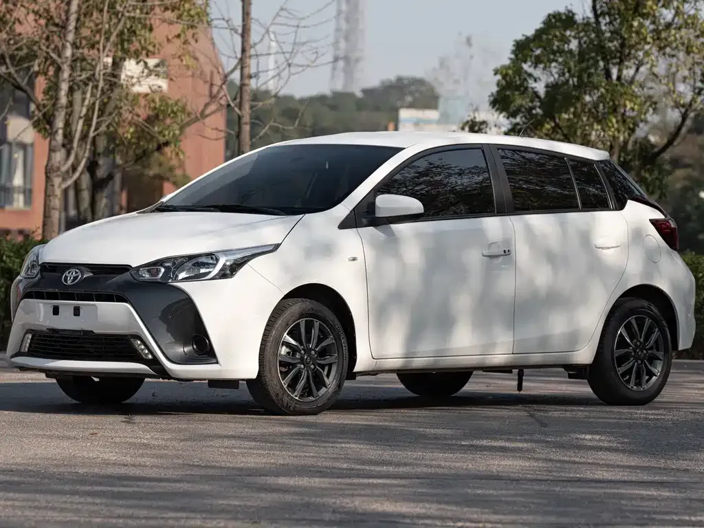 Toyota Yaris L — фото 1