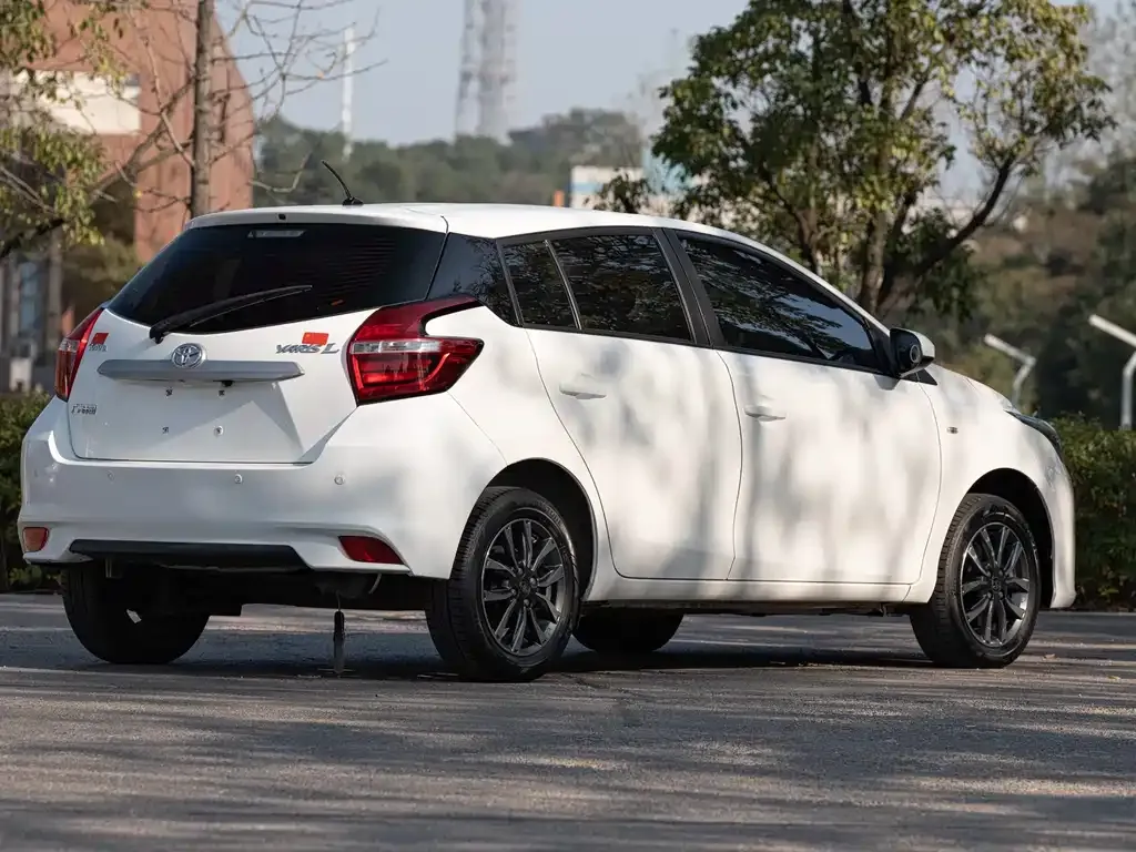Toyota Yaris L — фото 10