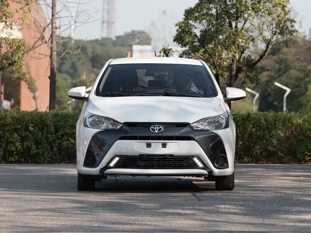 Toyota Yaris L — фото 5