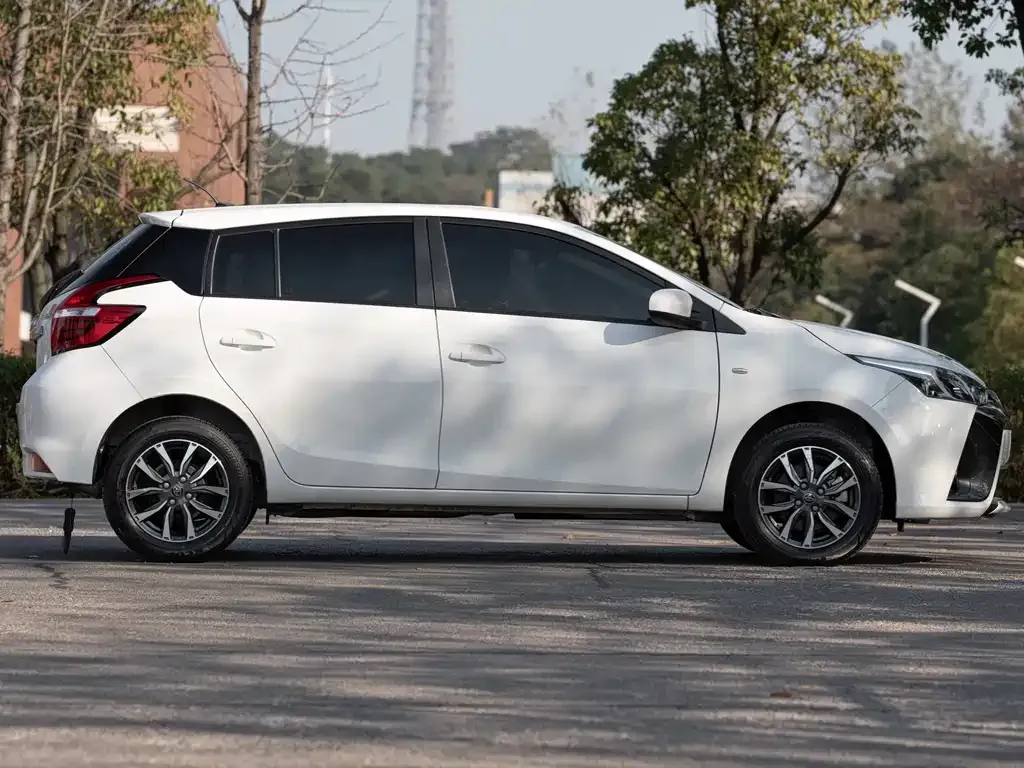 Toyota Yaris L — фото 7