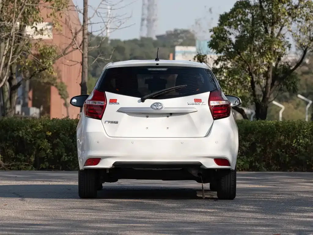 Toyota Yaris L — фото 9