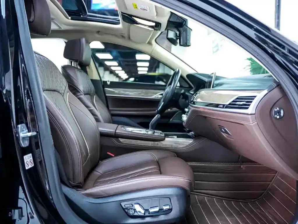 BMW 7 Series 2021 из CN, фото 9