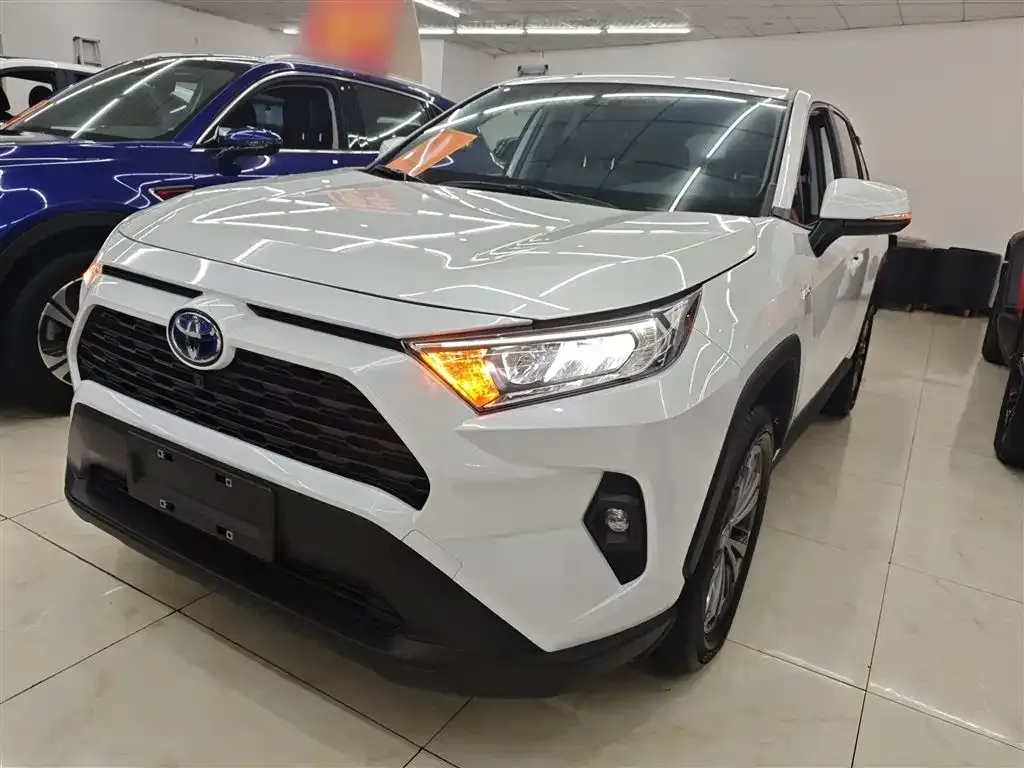 Toyota RAV4 — фото 1