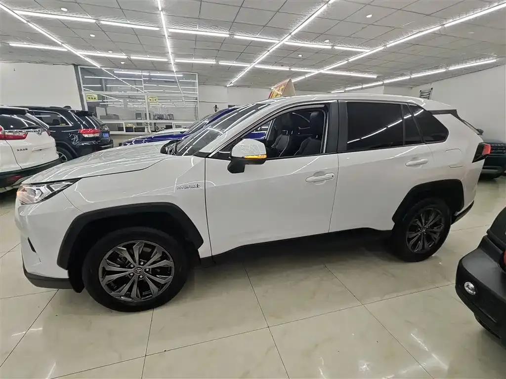 Toyota RAV4 — фото 5