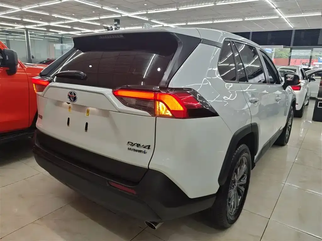 Toyota RAV4 — фото 7