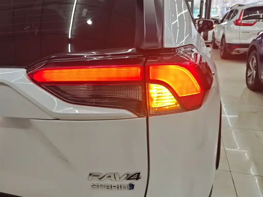Toyota RAV4 — фото 8