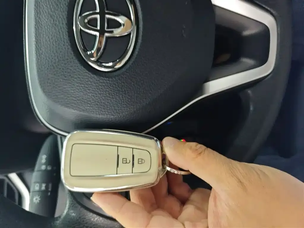 Toyota RAV4 — фото 9
